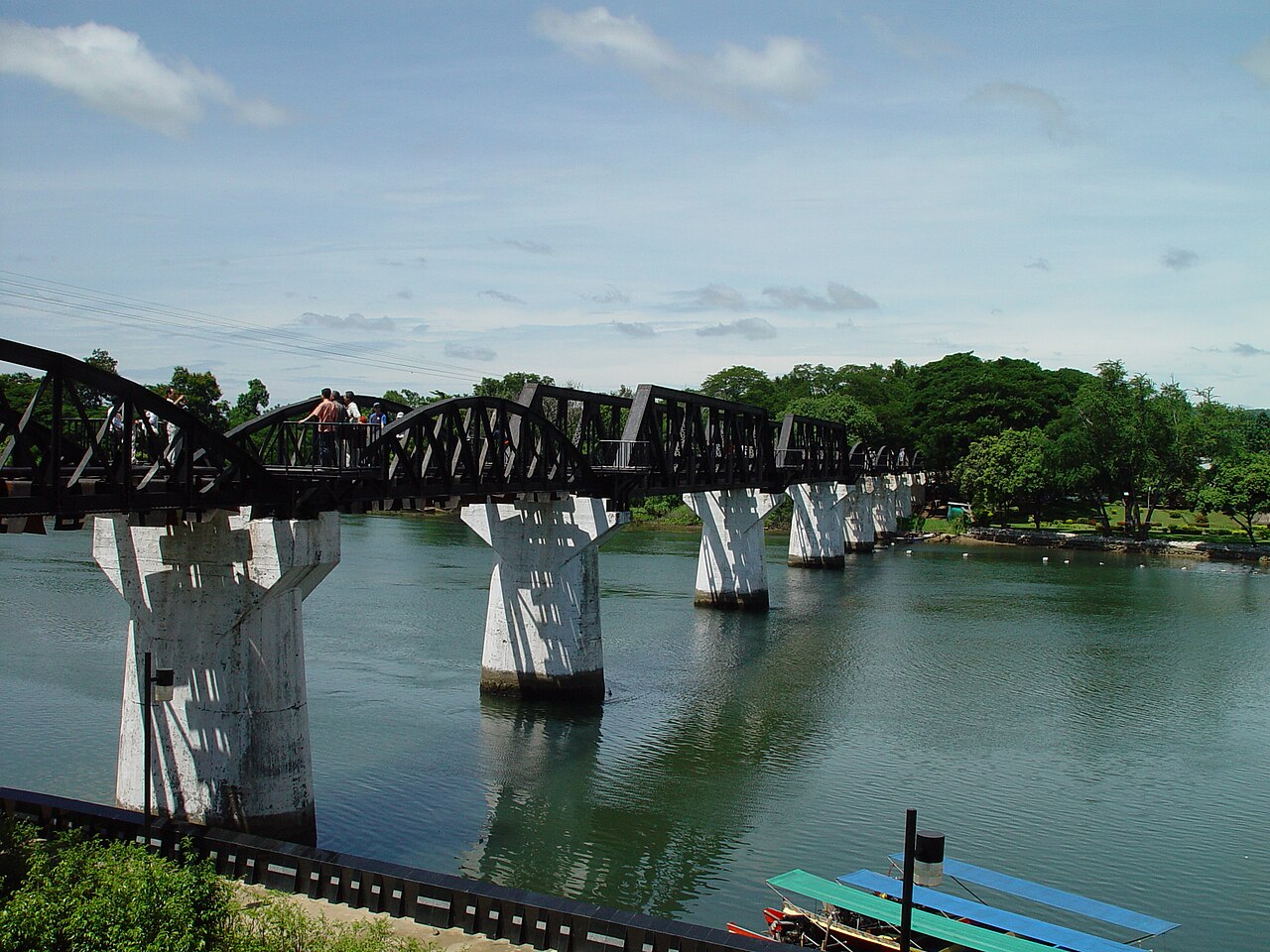 สะพานข้ามแม่น้ำแควท่ามกลางบรรยากาศการเดินทาง